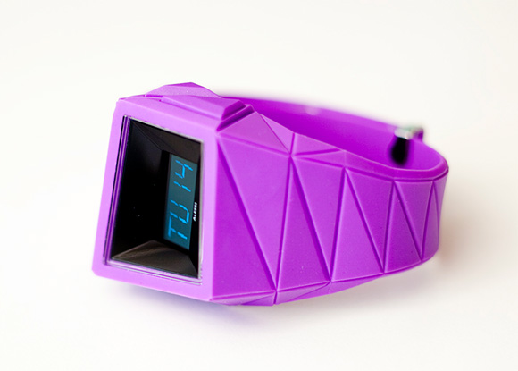 Часы под названием Daytimer отличаются OLED-дисплеем, который глубоко утоплен в пластиковый корпус
