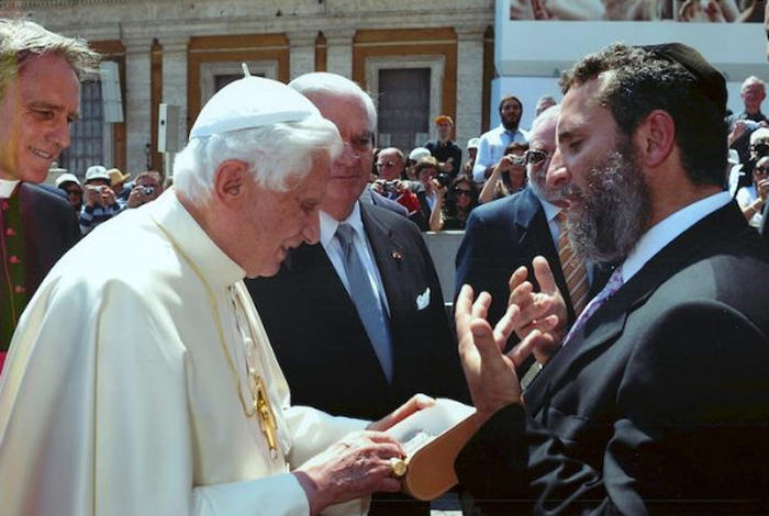 раввин Шмуэль Ботеах (Rabbi Shmuley Boteach) дарит часы Philip Stein Папе Римскому Бенедикту XVI (Pope Benedict XVI) 