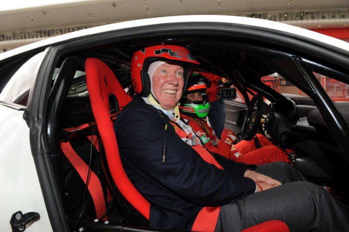 Жан-Клод Бивер даже примерил гоночный шлем Ferrari